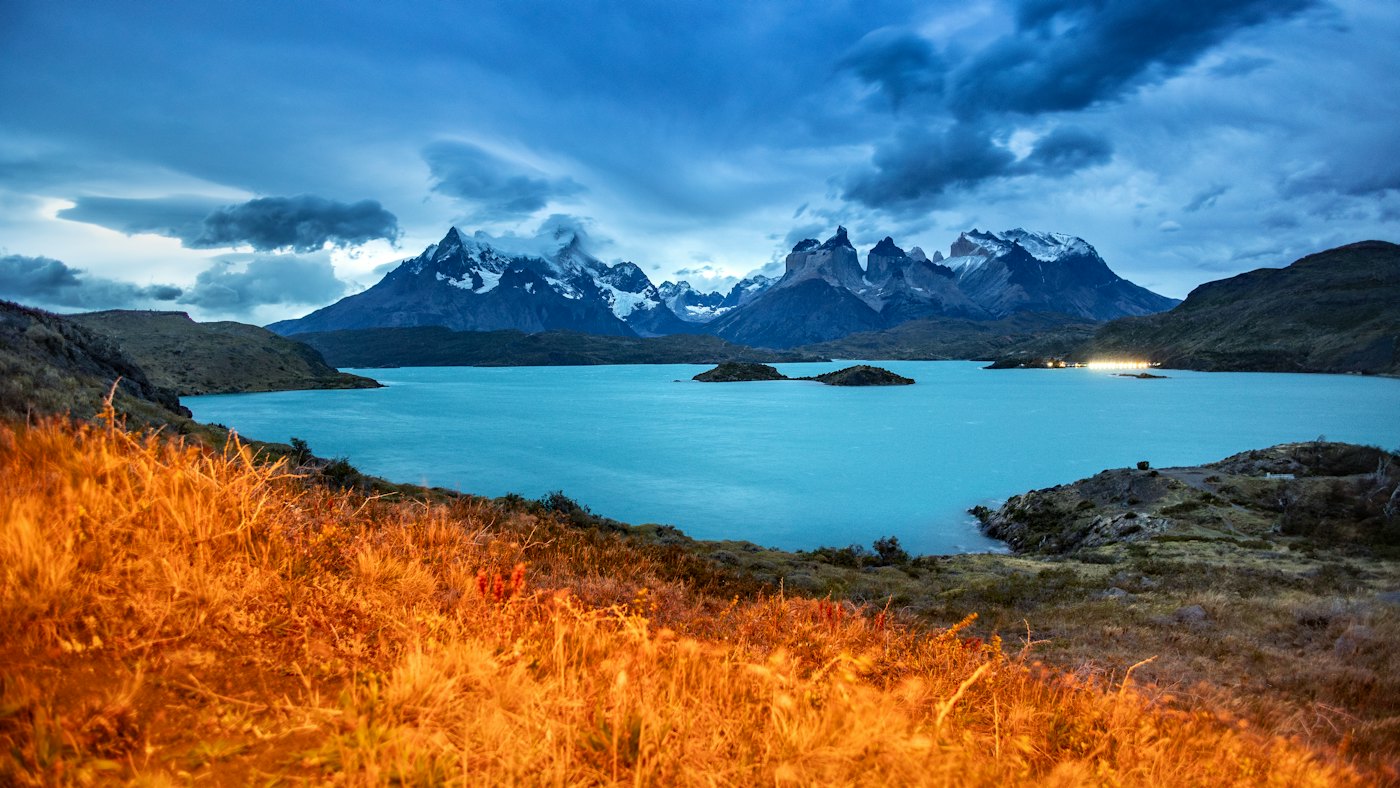 Lago turquesa e montanhas de Torres del Paine, na Patagônia chilena