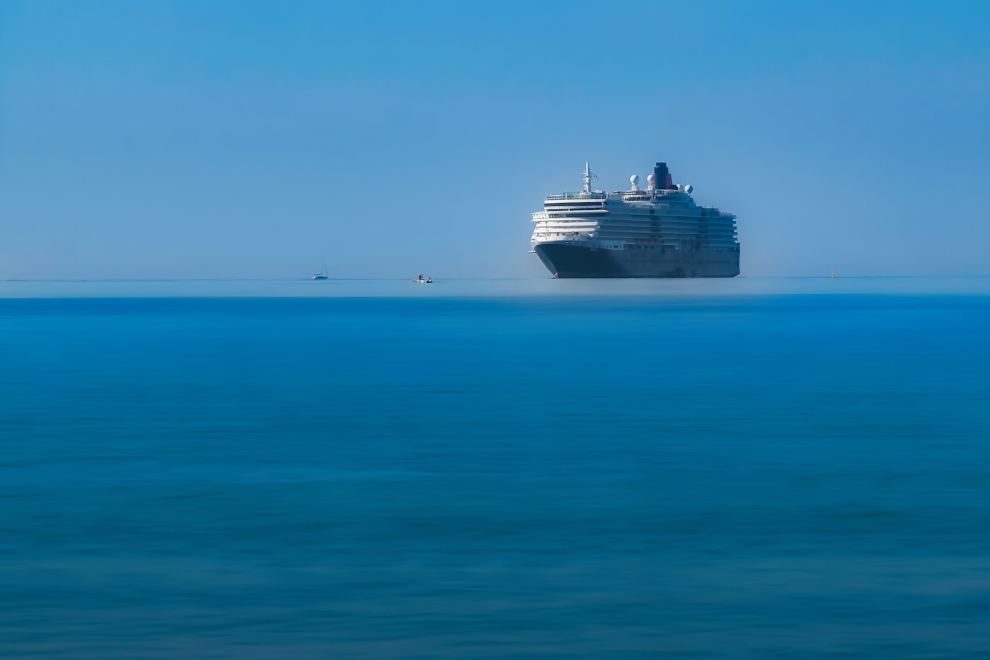 Navio de cruzeiro navegando em mar azul e calmo no Mediterrâneo