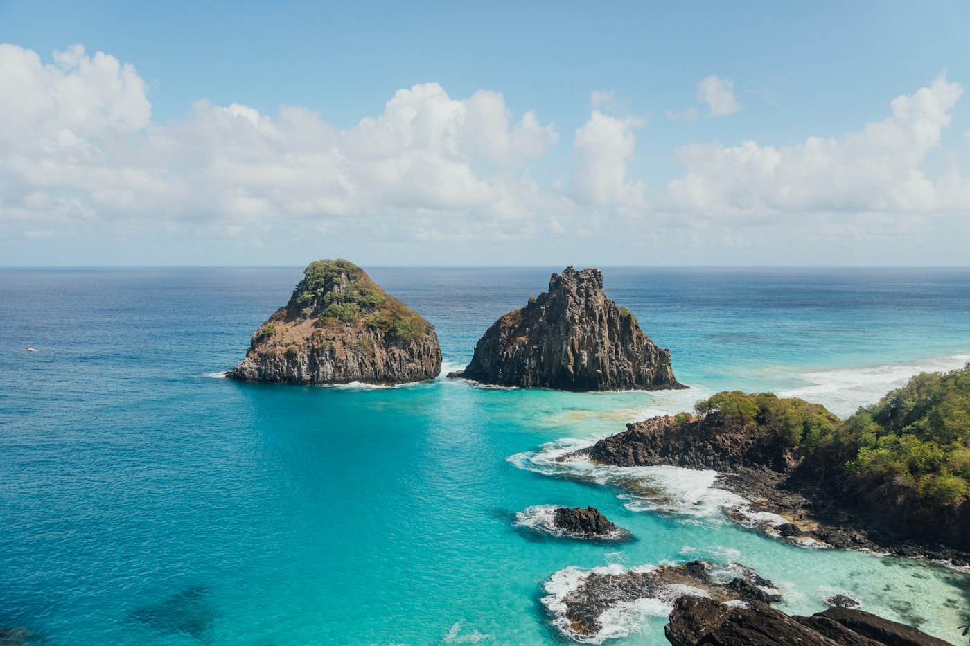 Morros e mar azul-turquesa em Fernando de Noronha